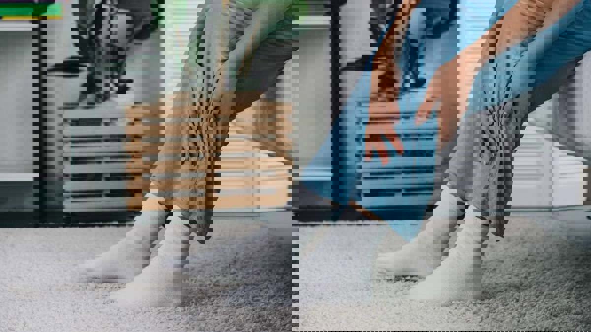 تعرف على أسباب وعلاج متلازمة تململ الساقين "التنميل"