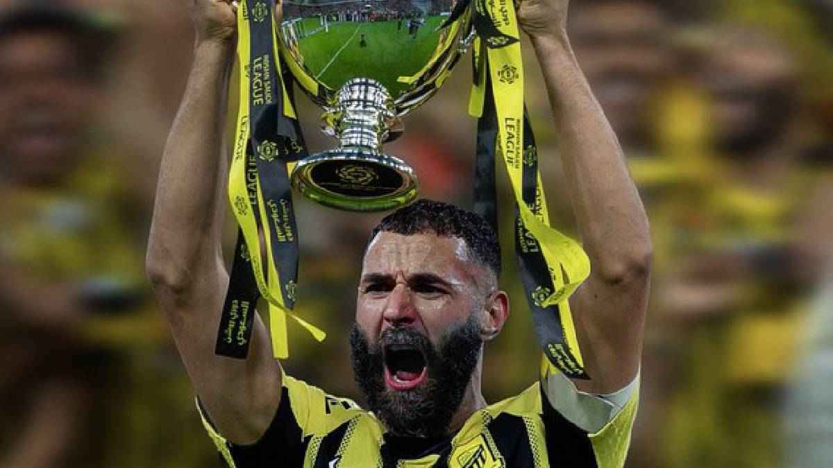 وزير الرياضة السعودي يمازح بنزيما في أثناء تسليمه الكأس (فيديو)