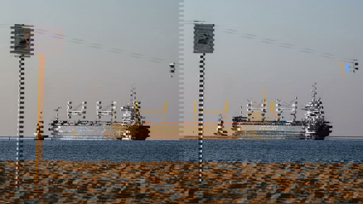 وصول أول سفينة ترفع علما أجنبيا إلى أوكرانيا منذ بداية الحرب