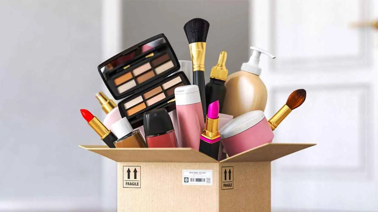 بسبب طريقته "التسويقية" الغريبة.. اعتقال بائع مواد تجميل عراقي (فيديو)