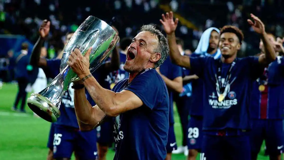 تحت أنظار فليك وسلوت.. لويس إنريكي يقتنص جائزة أفضل مدرب في العالم