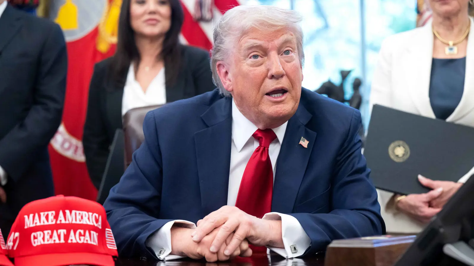 "خوفاً من ترامب".. جامعة أوروبية مرموقة تصدر تحذيراً لموظفيها