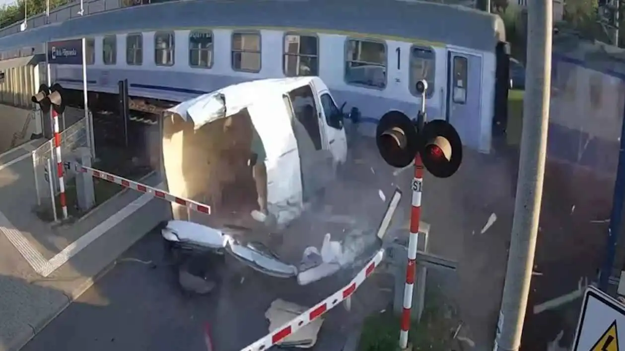 نجاة سائق شاحنة من حادث مروع مع قطار (فيديو)