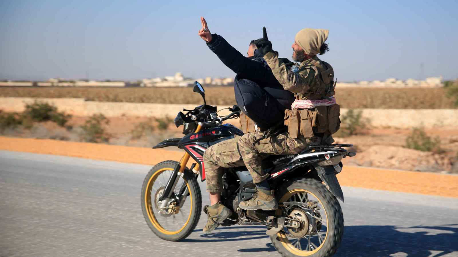 انسحاب واسع للمقاتلين الأكراد من حلب إلى الرقة