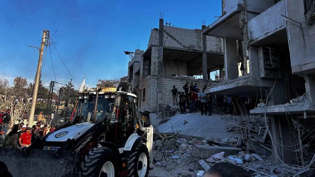 سوريا.. ارتفاع حصيلة انهيار مبنى في اللاذقية إلى 16 قتيلا