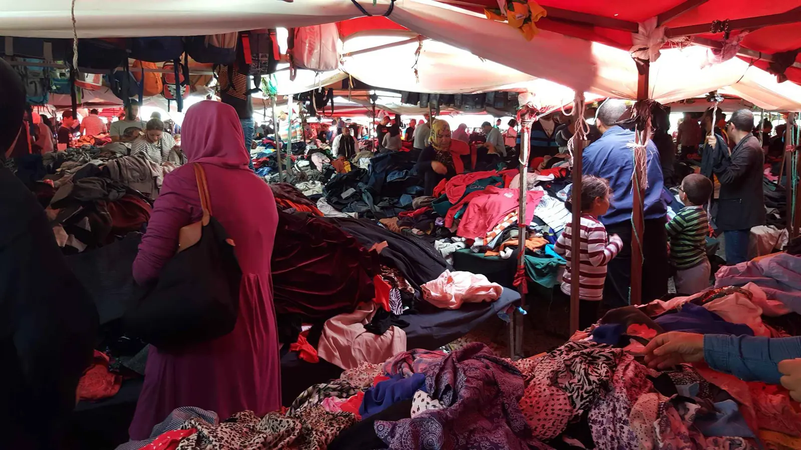 المغرب.. تحذيرات جديدة بعد الانتشار الواسع لـ"ملابس البال"