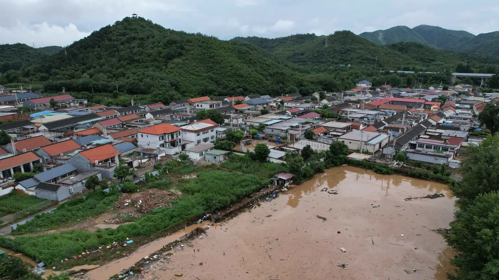 30 قتيلا في بكين وإجلاء أكثر من 80 ألف شخص إثر أمطار غزيرة