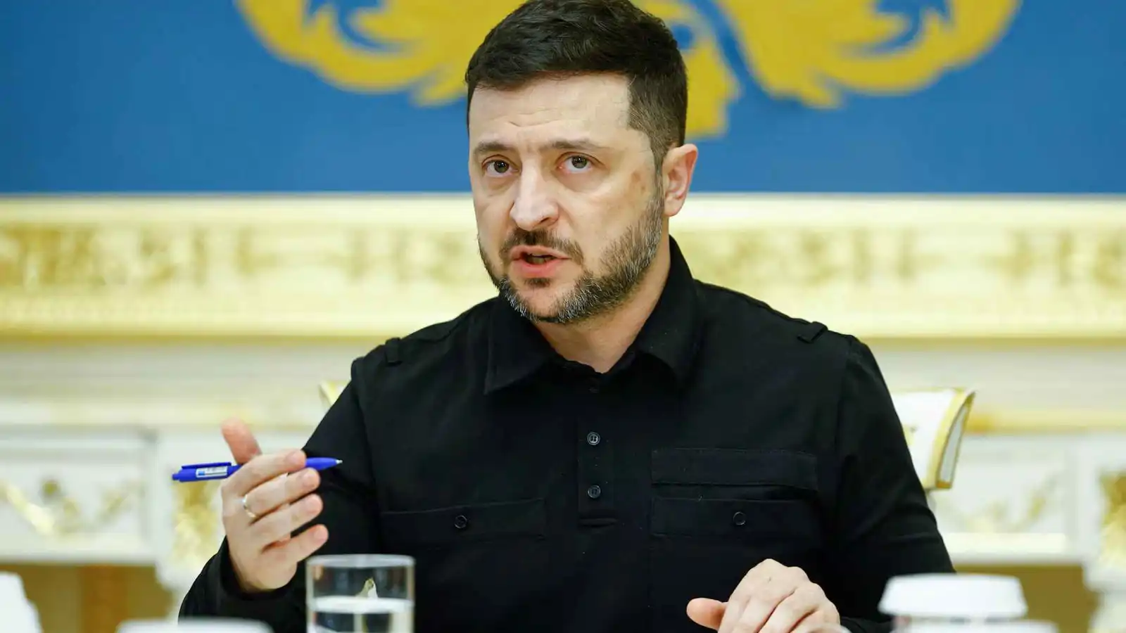 انفراط عقد "خادم الشعب".. تمويل حرب أوكرانيا يهدد مستقبل زيلينسكي