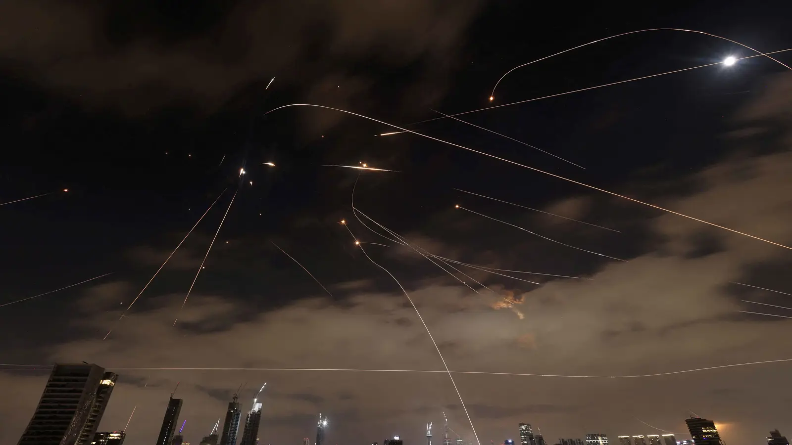 الجيش الإسرائيلي يعلن فشله باعتراض 10 صواريخ إيرانية