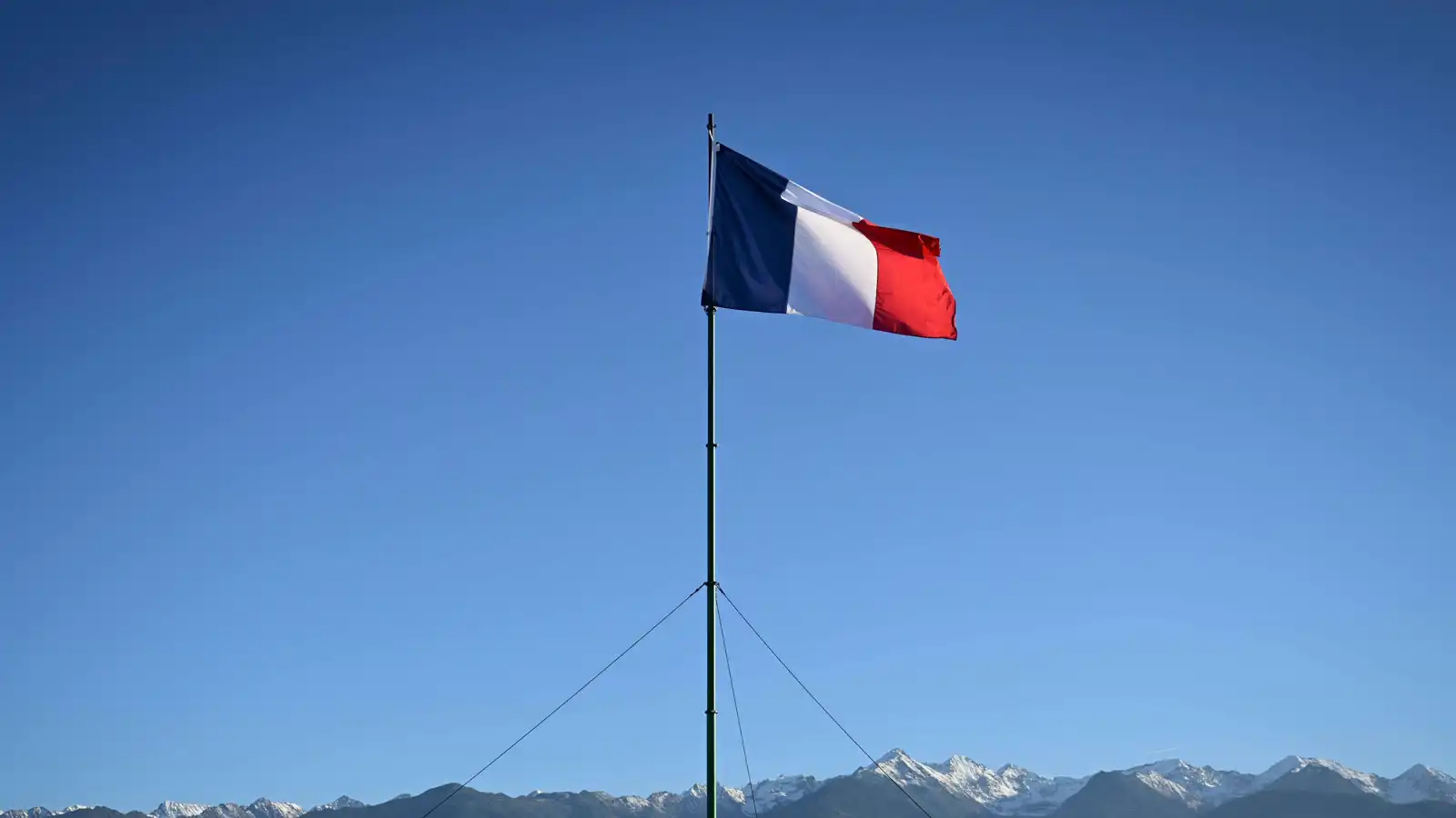 مع استمرار "حرب التكنولوجيا".. فرنسا تتخلى عن نظام "ويندوز"