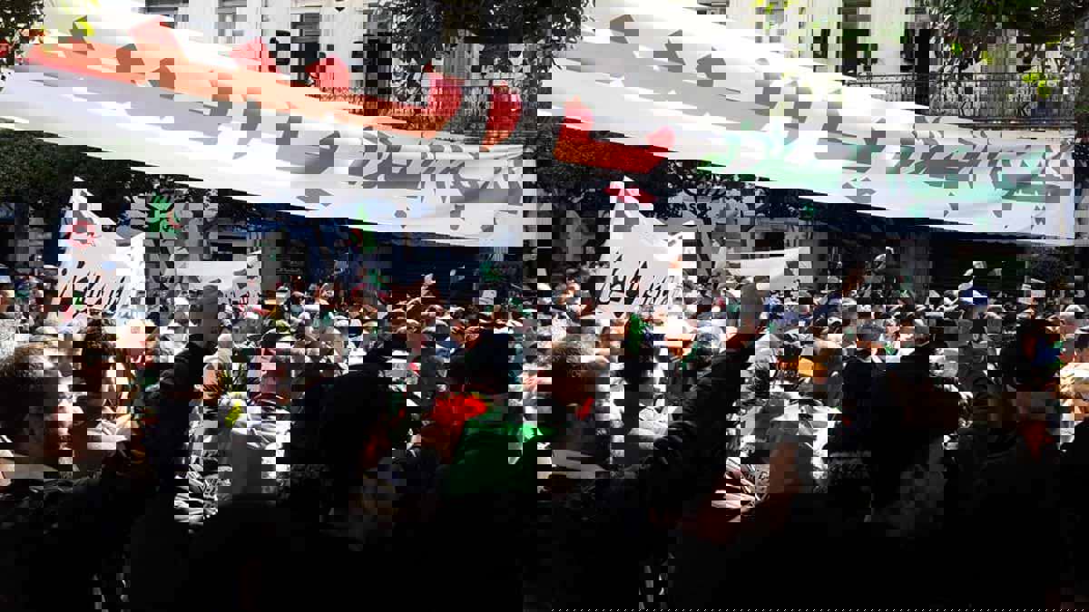 مع تصاعد التظاهرات.. الاتحاد الجزائري للمحامين يدين الاعتقالات ويدعو بوتفليقة إلى الرحيل (صور)