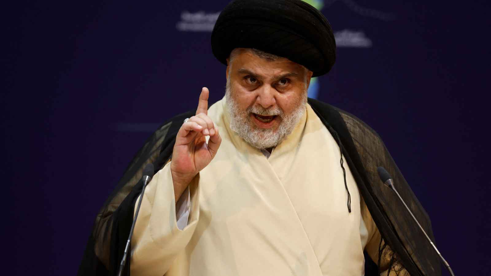 مقتدى الصدر يتبرأ من 22 مرشحًا للسباق الانتخابي في العراق