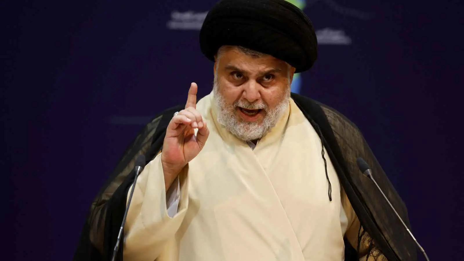 مقتدى الصدر يتبرأ من 22 مرشحًا للسباق الانتخابي في العراق