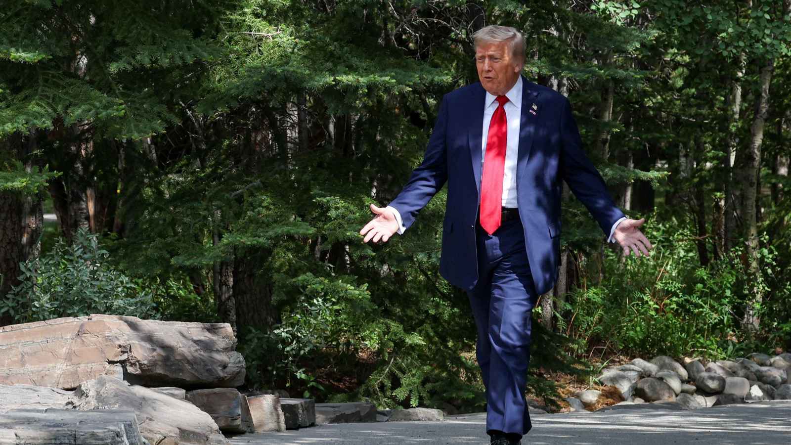 كيف تحول ترامب من "صانع السلام" إلى داعم للحرب على إيران؟