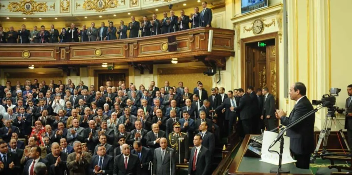 هل ينجح البرلمان المصري في إجبار السيسي على إقالة الحكومة؟
