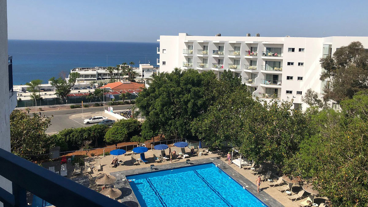 قبرص تحتجز 12 سائحًا إسرائيليًا متهمين باغتصاب فتاة بريطانية جماعيًا