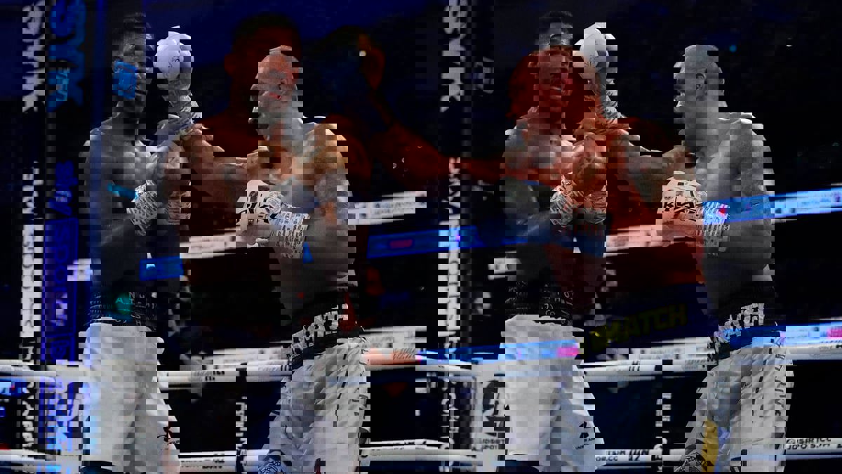 أوسيك يتفوق على جوشوا لينتزع ألقاب الوزن الثقيل في الملاكمة