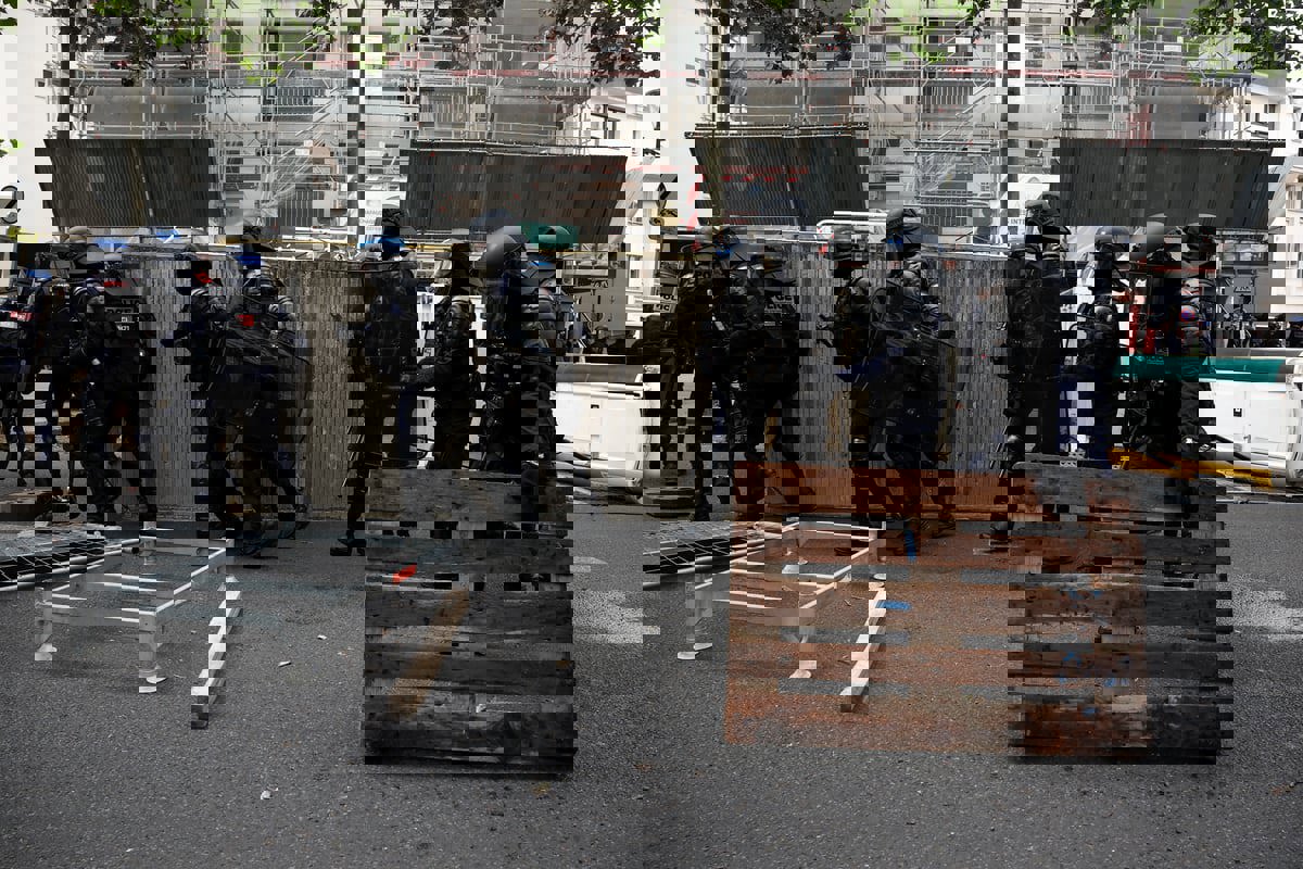 وسط انتقادات لمحدودية الانتشار الأمني.. رئيس مركز اقتراع فرنسي يتعرض لهجوم