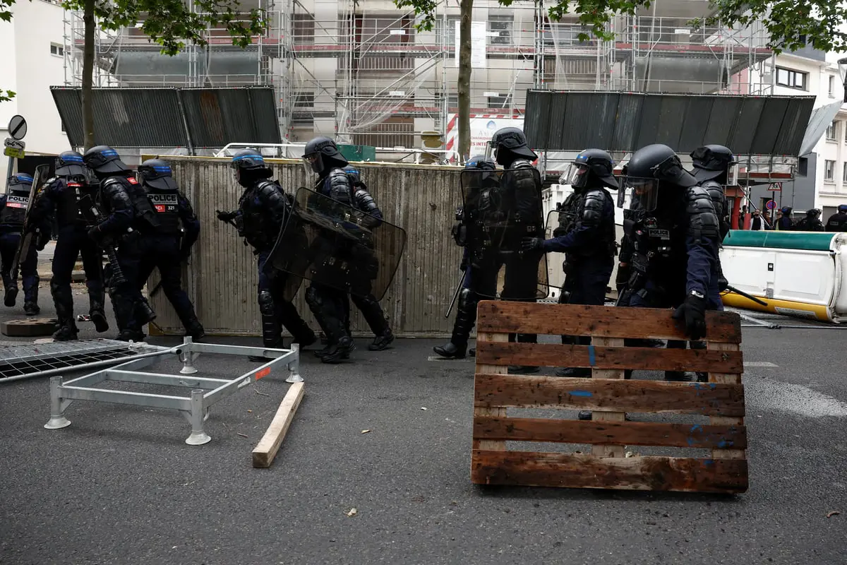 وسط انتقادات لمحدودية الانتشار الأمني.. رئيس مركز اقتراع فرنسي يتعرض لهجوم