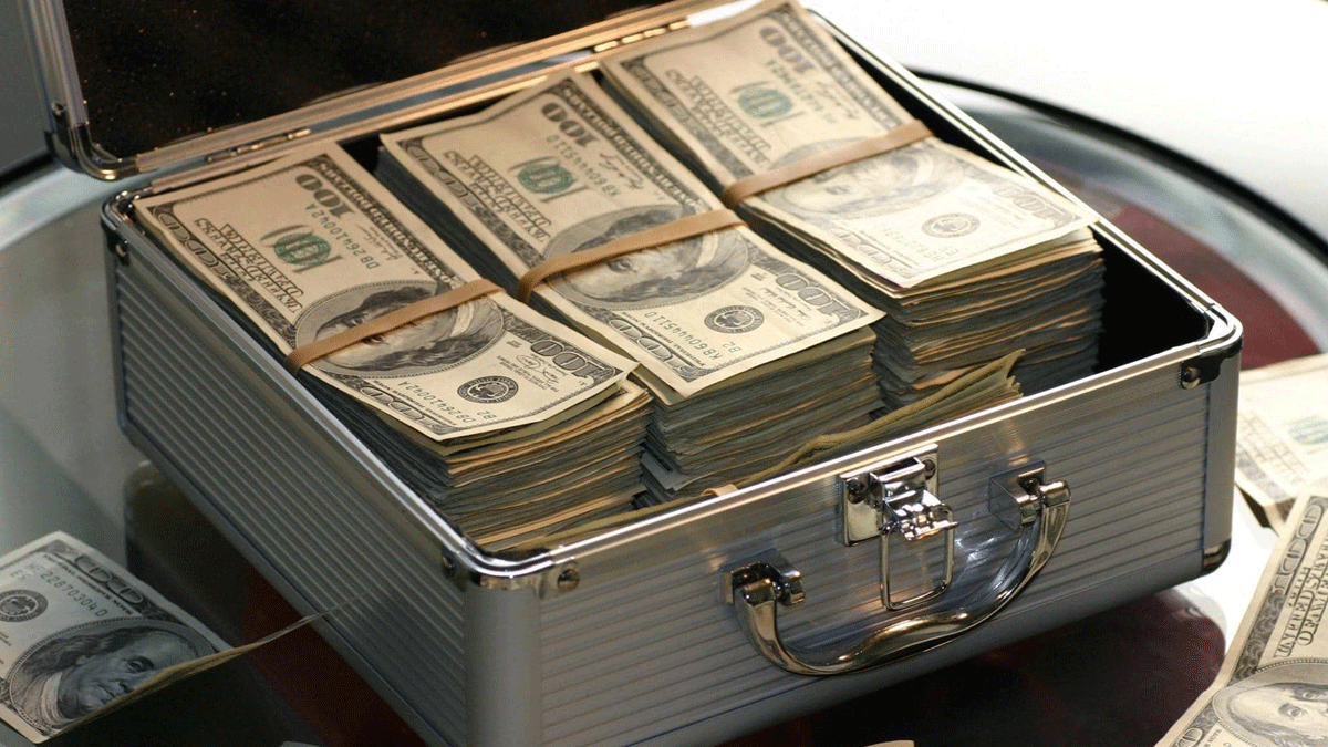 عائلة أمريكية تعثر على مليون دولار وتسلمه للشرطة