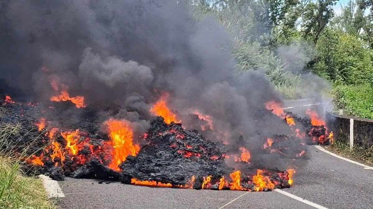 مشهد نادر لالتقاء حمم البركان بمياه المحيط في جزيرة ريونيون الفرنسية (فيديو)