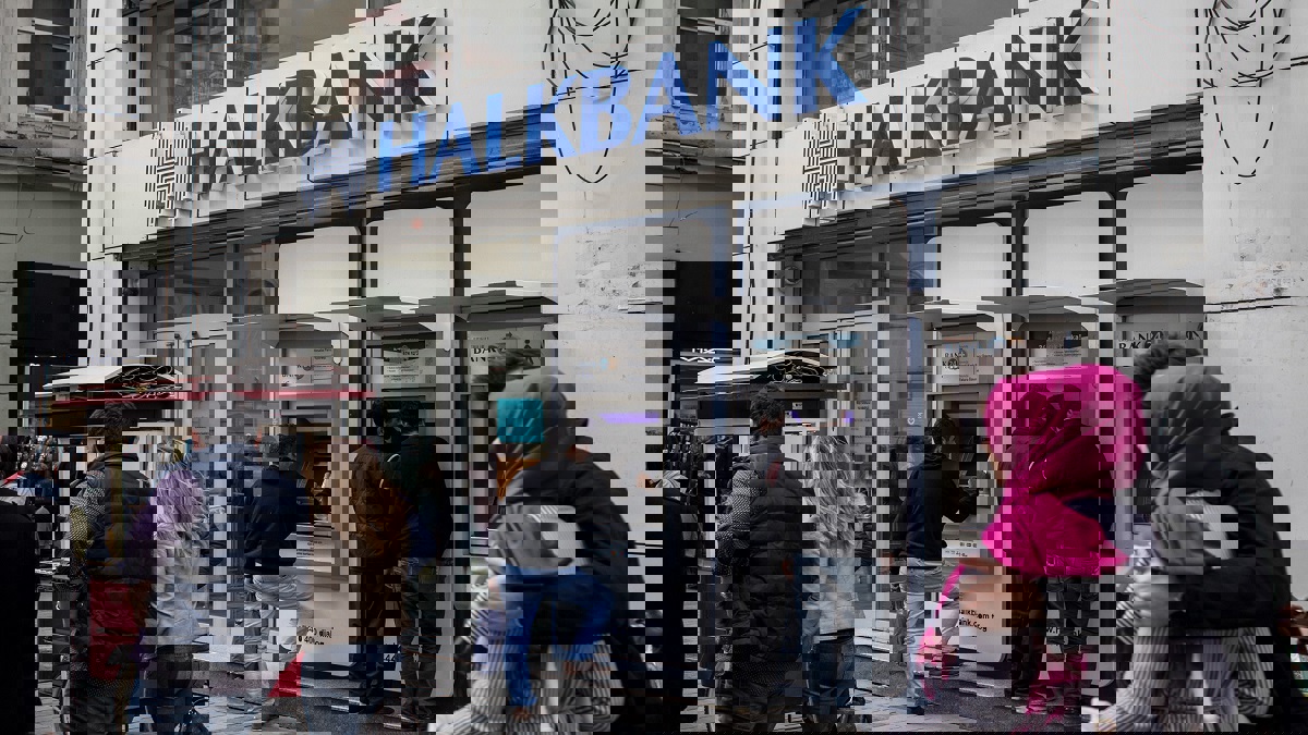 الادعاء الأمريكي يسحب طلبًا لتمديد سجن مسؤول في بنك خلق التركي