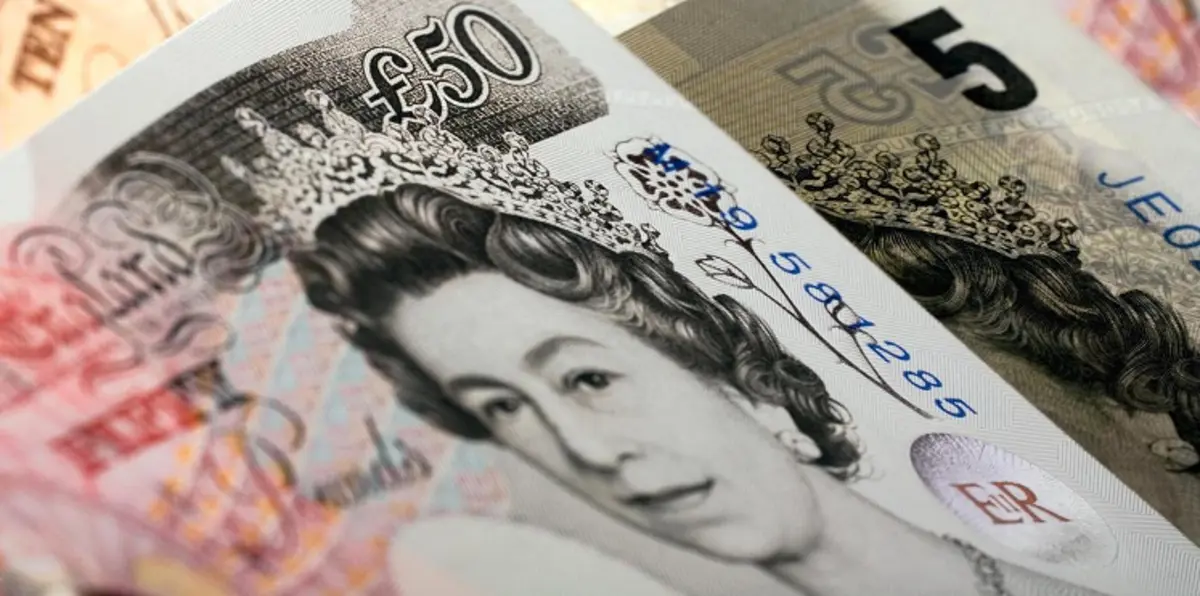 الإسترليني يهبط بعد بيانات أمريكية قوية