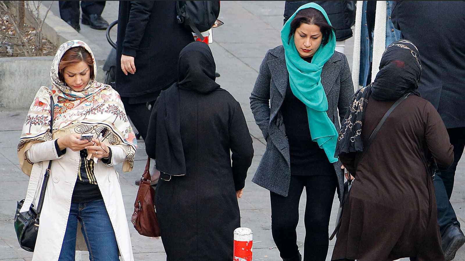 نساء يتمايلن بلا حجاب.. شوارع طهران ترقص على أنغام الروك