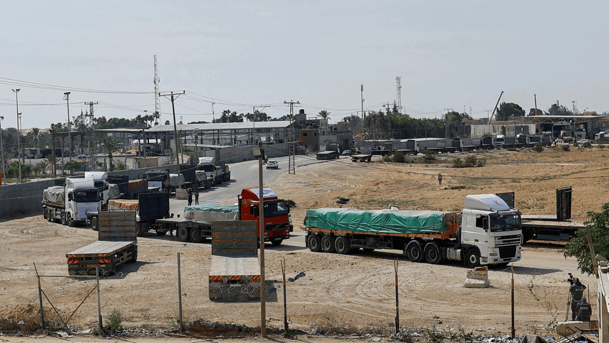 أول شاحنة وقود تدخل إلى غزة من معبر رفح 