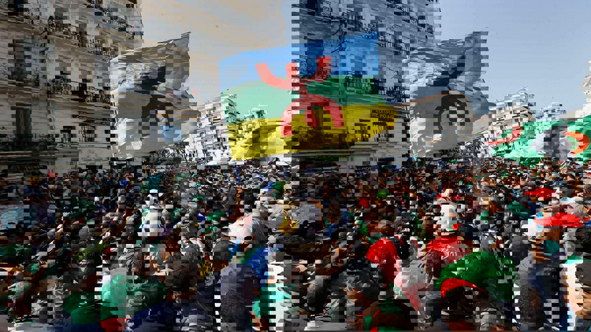 القضاء الجزائري يفرج عن 8 من موقوفي "الراية الأمازيغية" 