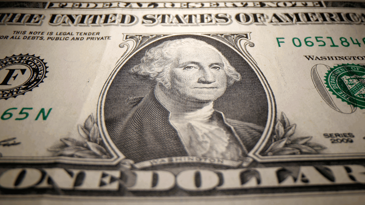 الدولار يرتفع لمستويات جديدة مع تراجع الرهانات على خفض الفائدة