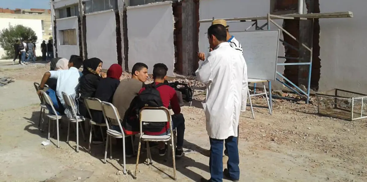 طلبة في تونس يدرسون في العراء تحت أشعة الشمس (فيديو وصور)