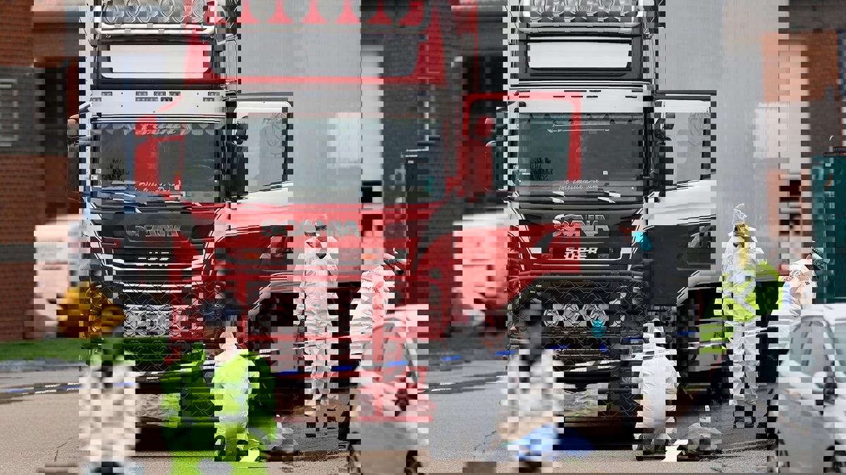 كشف سر الجثث الـ39 التي عثر عليها في شاحنة ببريطانيا