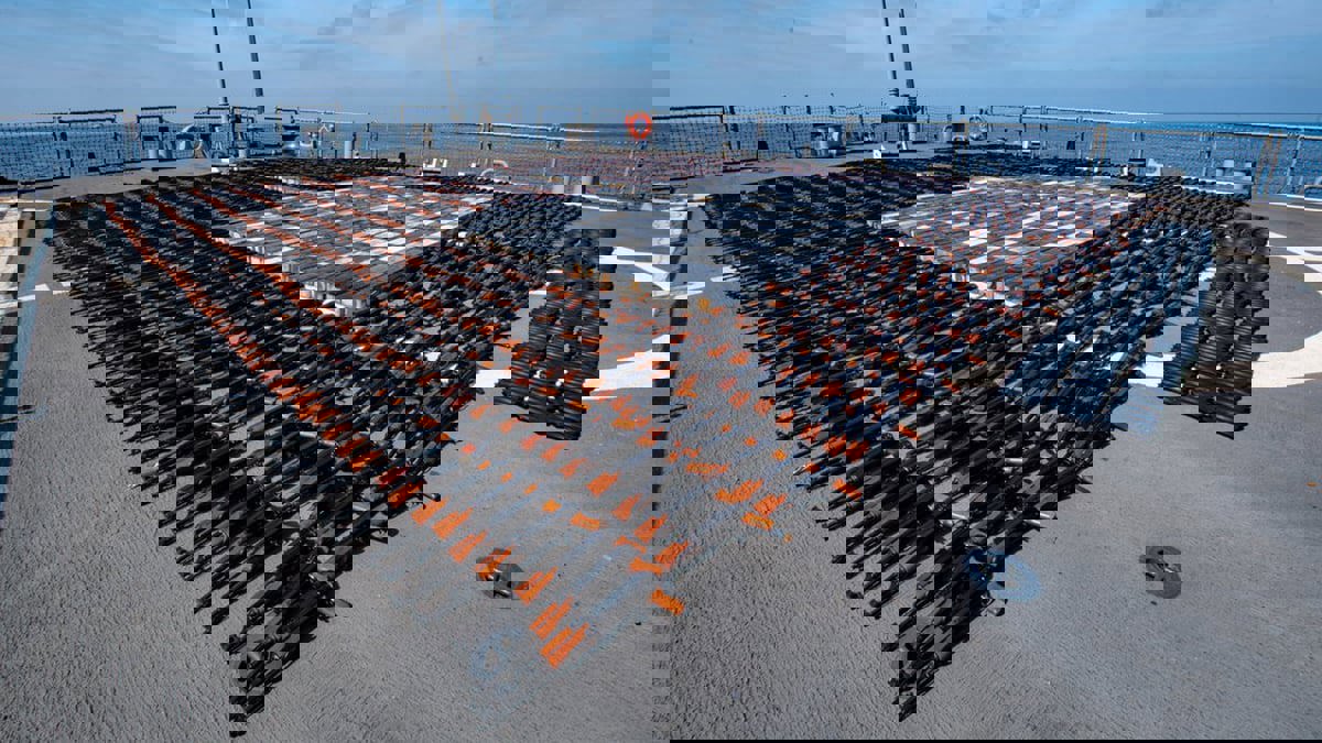 عبرت طريقا يستخدم للتهريب إلى الحوثي.. البحرية الأمريكية تضبط شحنة أسلحة ببحر العرب