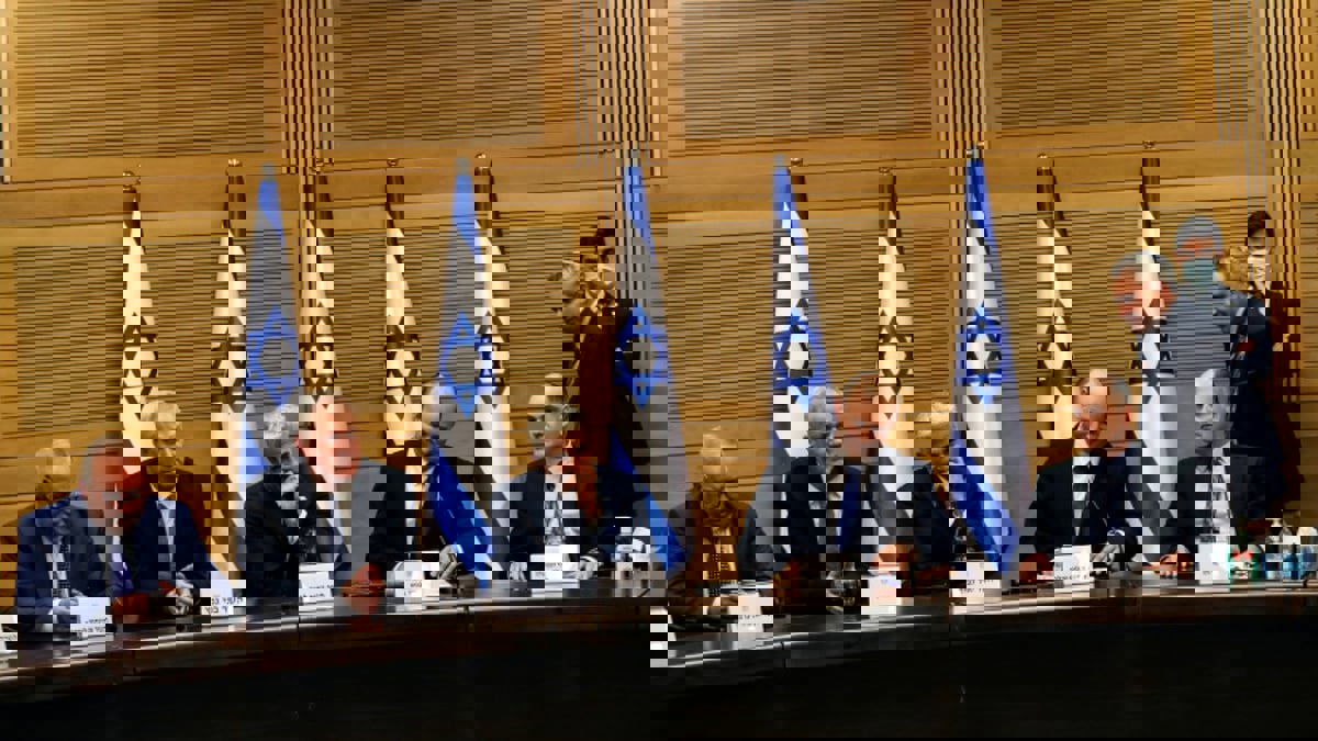 موقع عبري: انقسام داخل الحكومة الإسرائيلية حول تجميد أموال الضرائب الفلسطينية