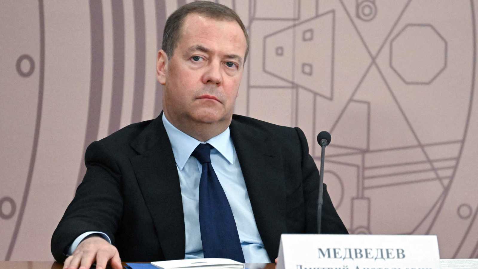 ميدفيديف يسخر من تهديدات ترامب بالغواصات النووية