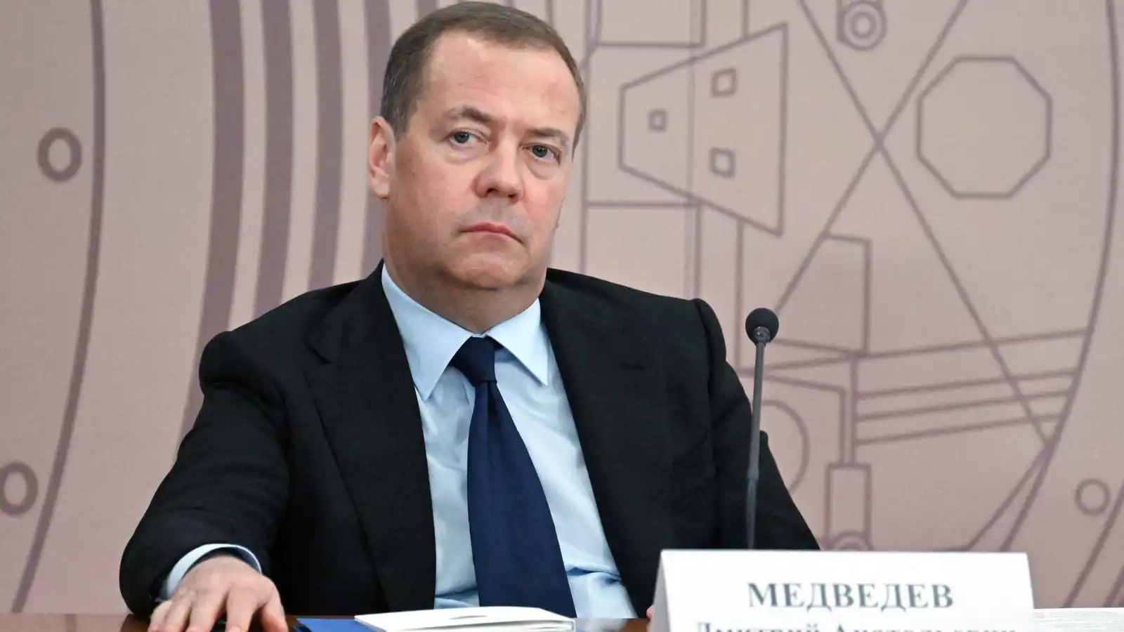 ميدفيديف يسخر من تهديدات ترامب بالغواصات النووية