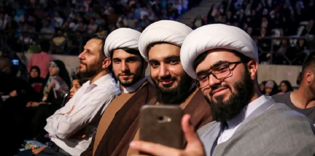 الشباب الإيراني يتمرد على الثورة وقادتها ويتوجه نحو العلمانية (صور)