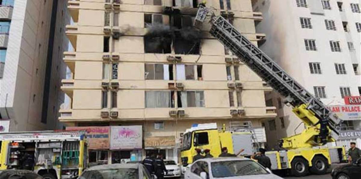 حريق هائل يلتهم مبنى في أبوظبي وإصابة 4 أشخاص أحدهم بحالة خطيرة