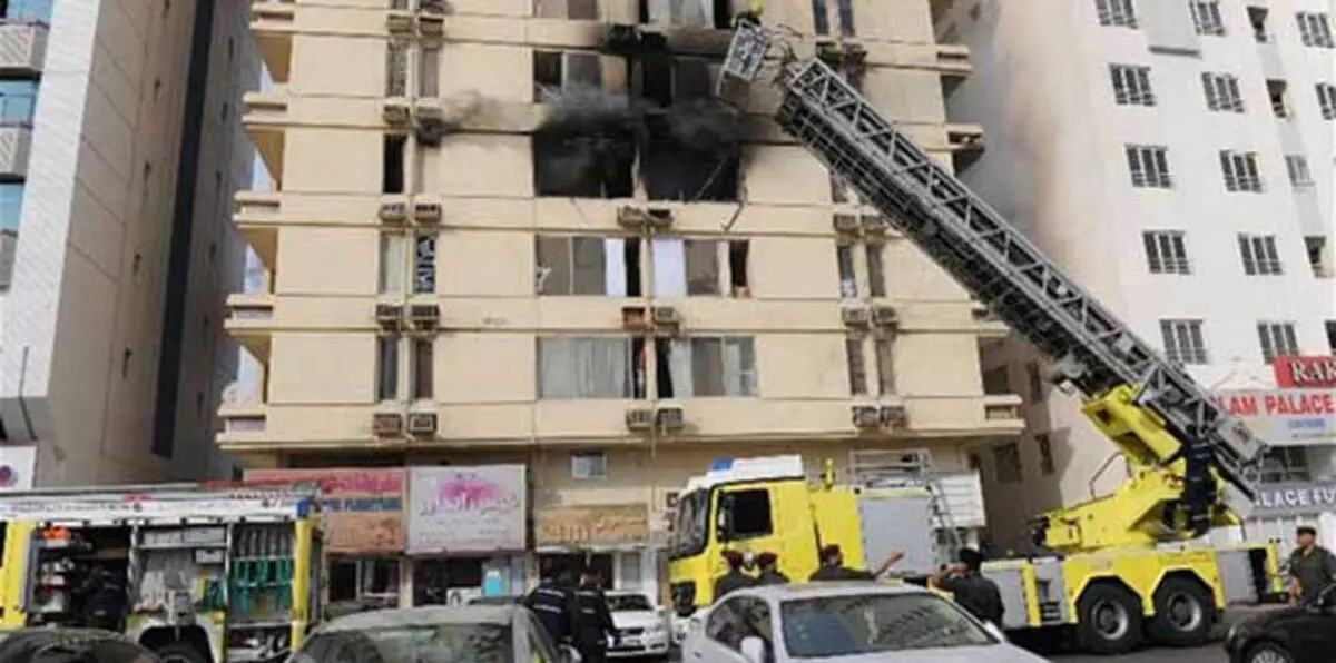 حريق هائل يلتهم مبنى في أبوظبي وإصابة 4 أشخاص أحدهم بحالة خطيرة