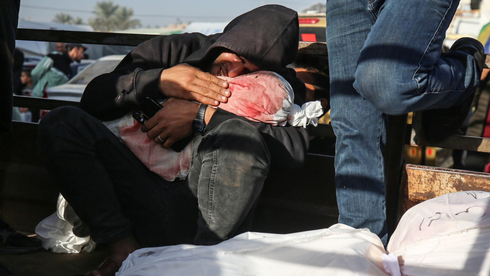 المأساة تتفاقم في غزة.. جثث "تنهشها الكلاب" ومرضى يتعرضون للتجويع