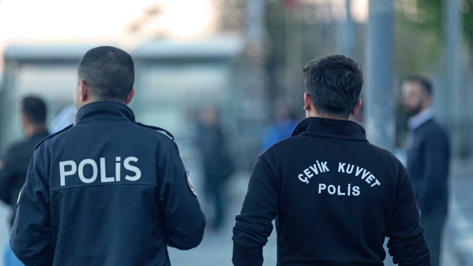 مطلوب بـ9 قضايا.. القبض على رجل متنكر بهوية متطوع في تركيا