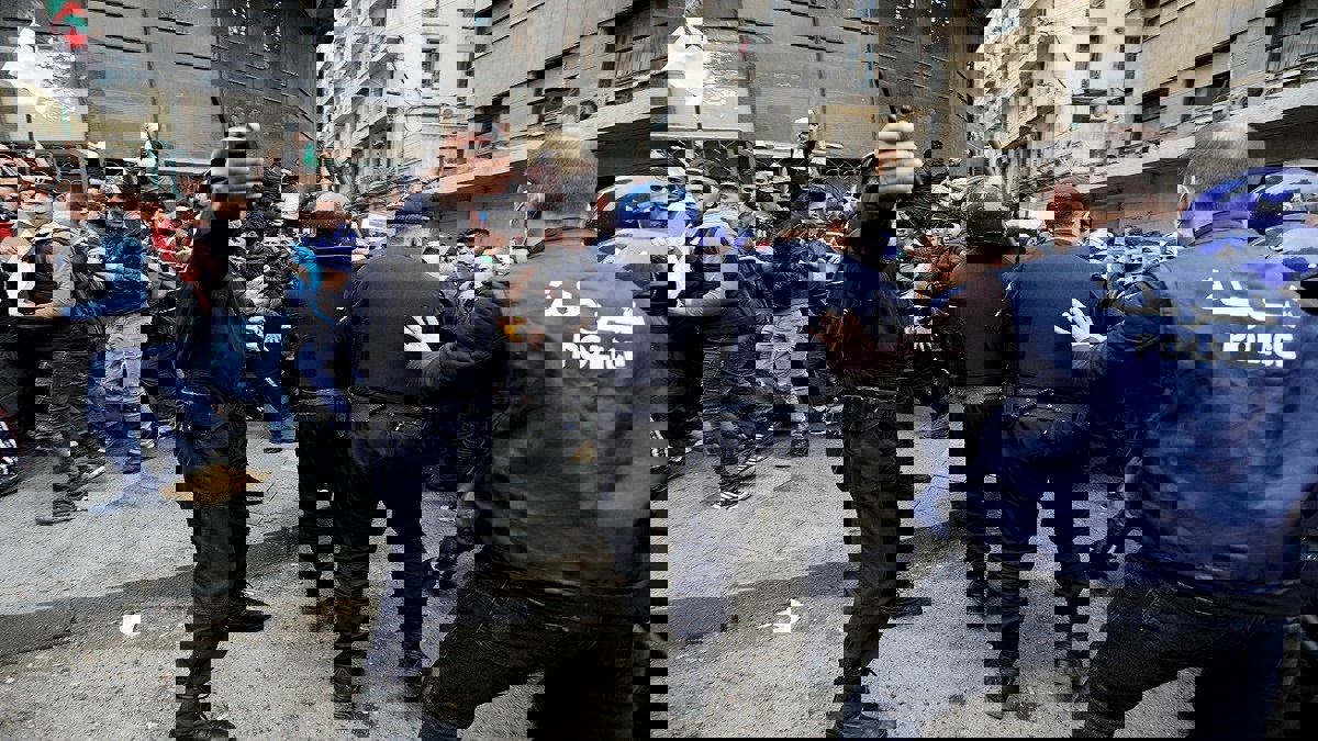 الجزائر تكشف عن اعتقال "أجانب ومتشددين" في شبكات منظمة لاختراق الحراك الشعبي