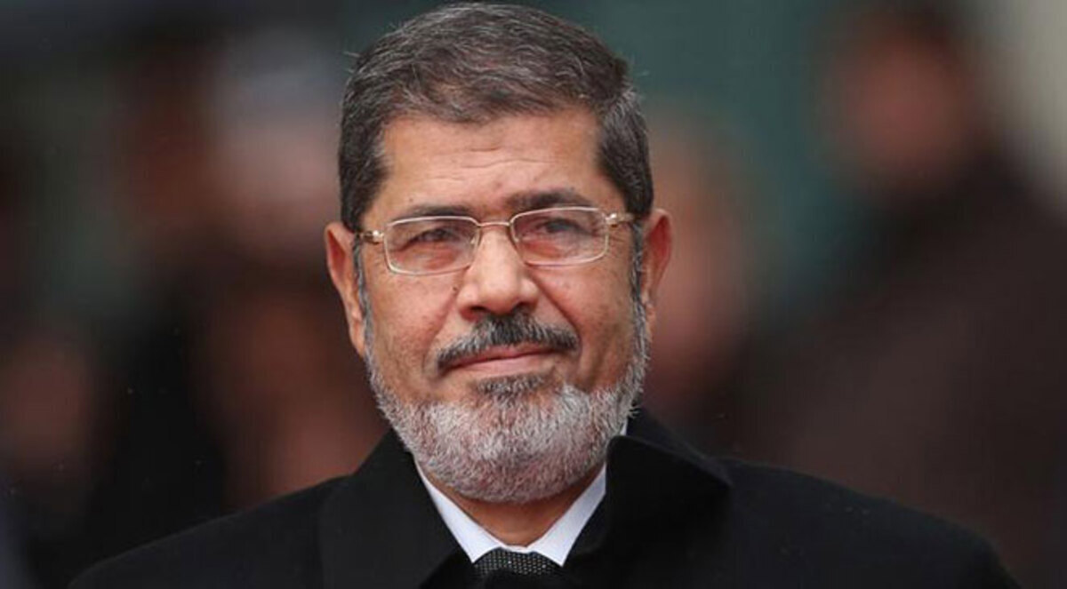 حبس محمد مرسي بتهمة تسريب مستندات لقطر