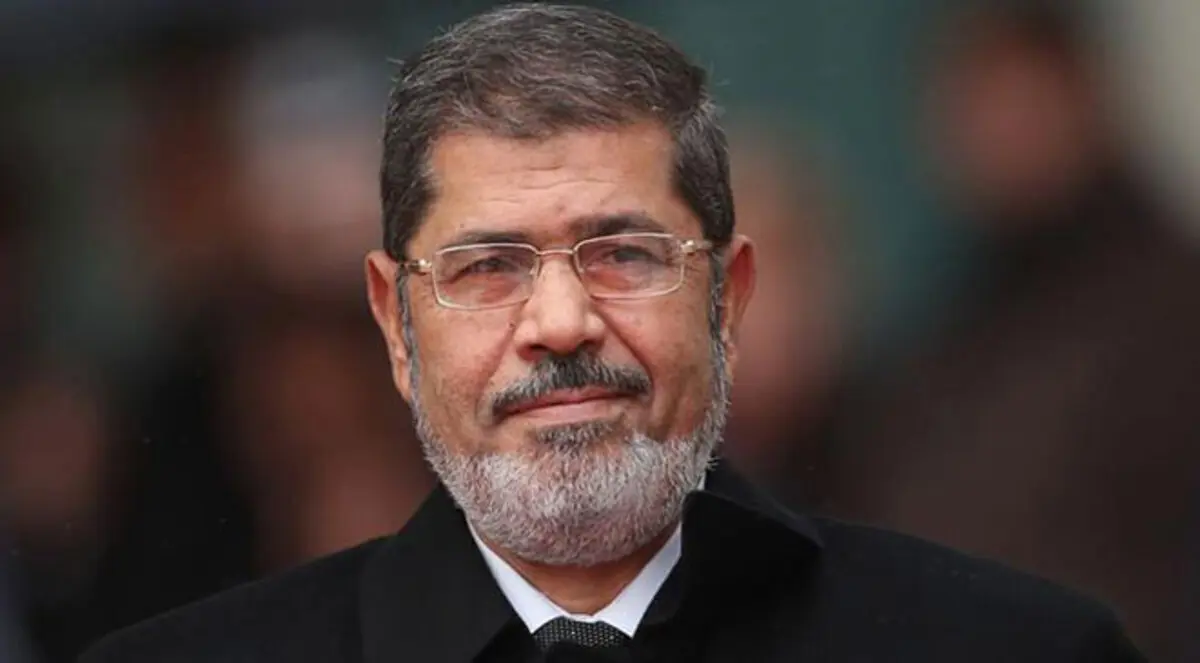 حبس محمد مرسي بتهمة تسريب مستندات لقطر