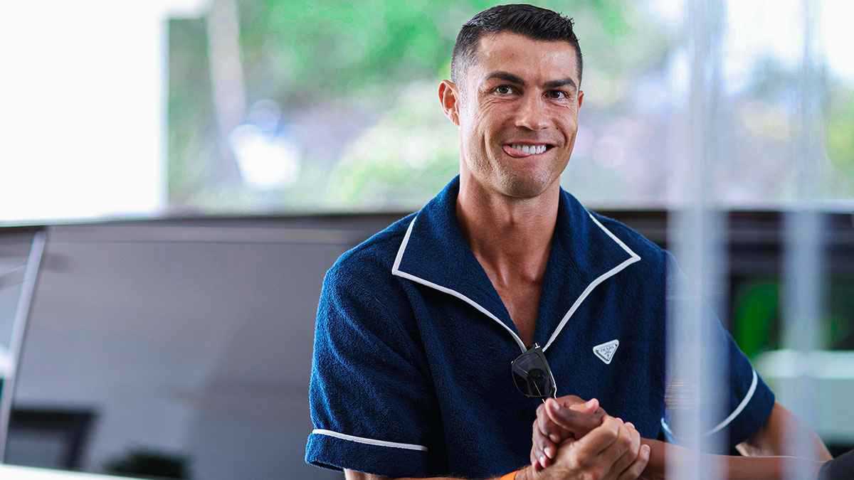 عودة كريستيانو رونالدو إلى إسبانيا.. صور نجم النصر تغزو الشوارع (شاهد)