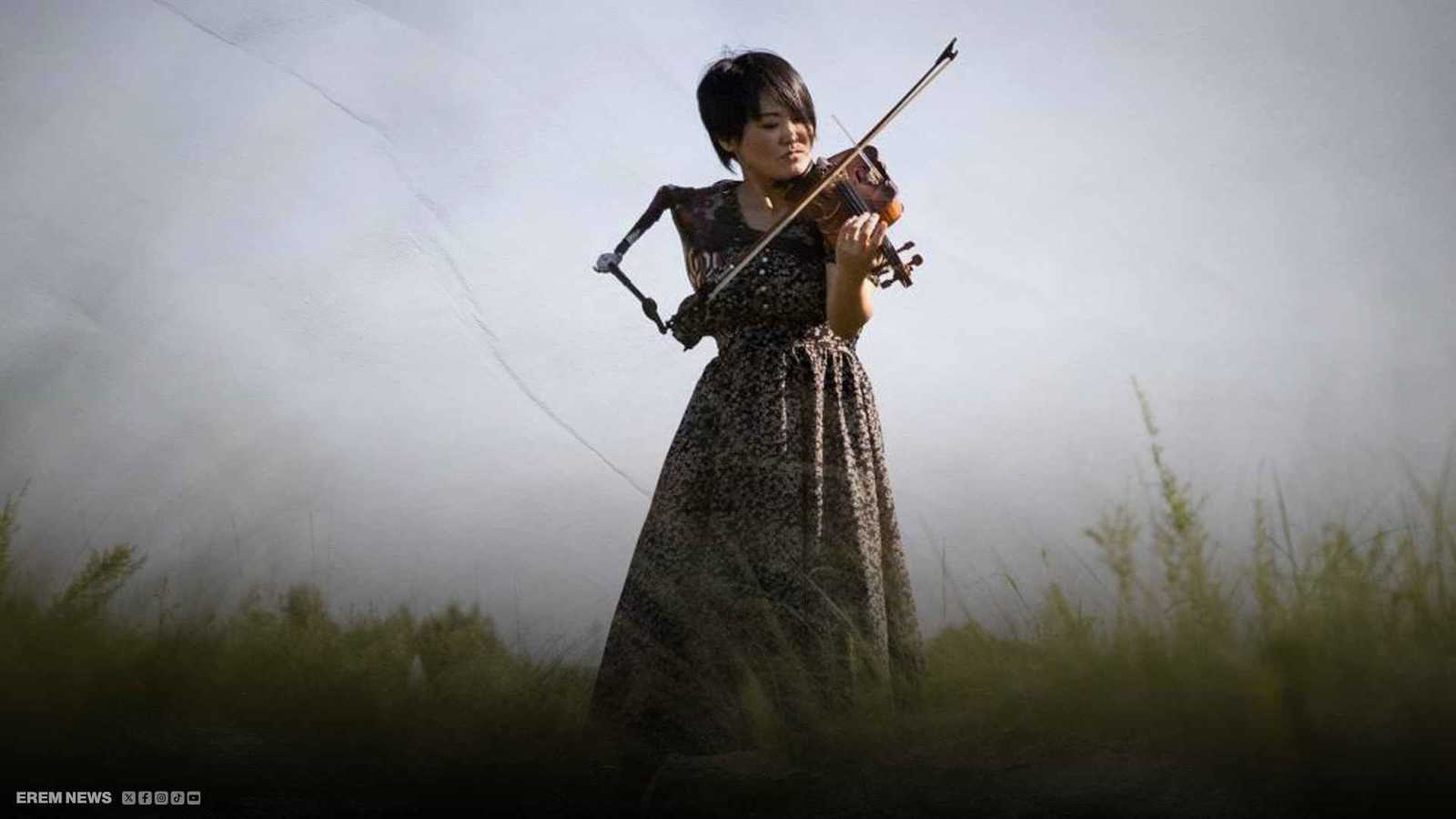 يد اصطناعية وإرادة لا تموت.. عازفة كمان تدخل غينيس (فيديو إرم)