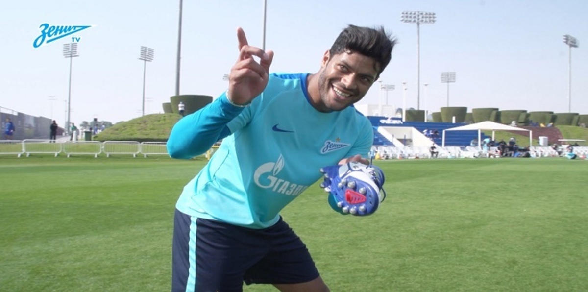 "هالك" يبتدع طريقة عجيبة لتنفيذ ركلات الجزاء (فيديو)