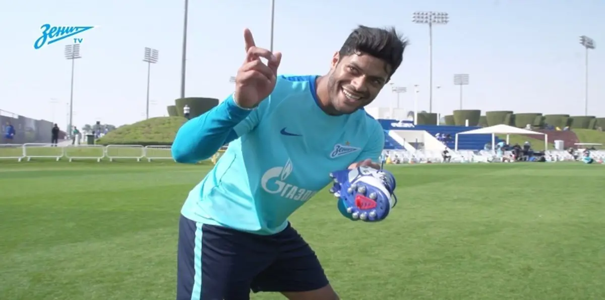 "هالك" يبتدع طريقة عجيبة لتنفيذ ركلات الجزاء (فيديو)