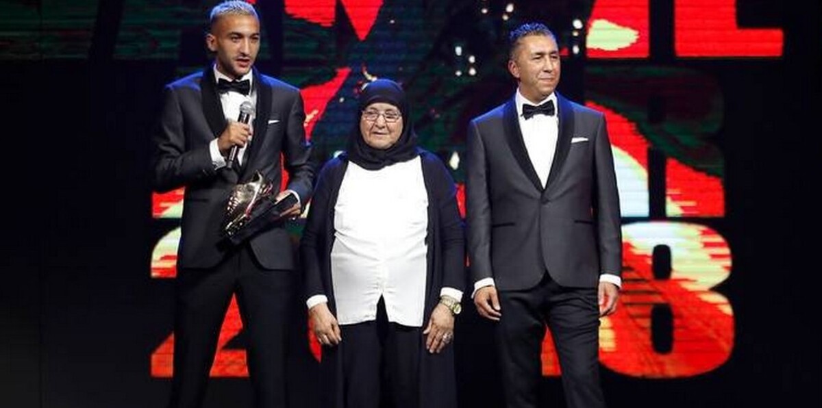 والدة حكيم زياش تبكي بعد فوز ابنها بجائزة أفضل لاعب في هولندا (صورة وفيديو)